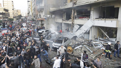 Hiện trường vụ nổ bom xe ở Beirut hôm 2-1.